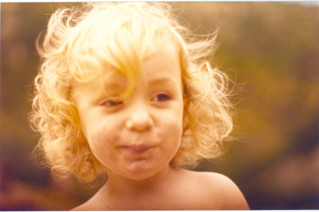 Photo ancienne originale de l'enfant blond avant animation